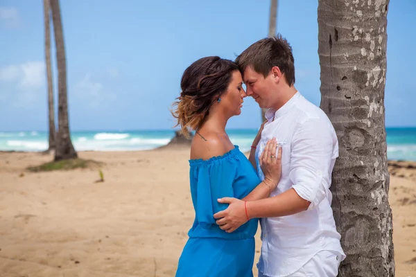 Playa pareja caminando en romántico viaje . —  Fotos de Stock