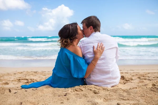 Playa pareja caminando en romántico viaje . —  Fotos de Stock