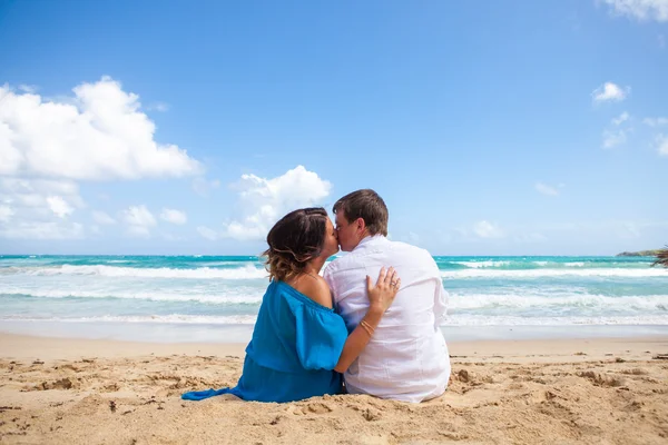 Praia casal andando em viagens românticas . — Fotografia de Stock