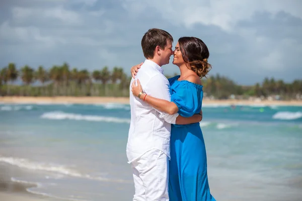 Strandpaar auf romantischer Reise. — Stockfoto