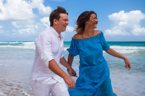 Playa pareja caminando en romántico viaje . —  Fotos de Stock