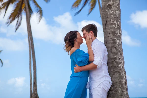 plaj çift romantik seyahat yürüyüş.