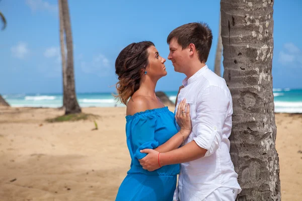 Praia casal andando em viagens românticas . — Fotografia de Stock