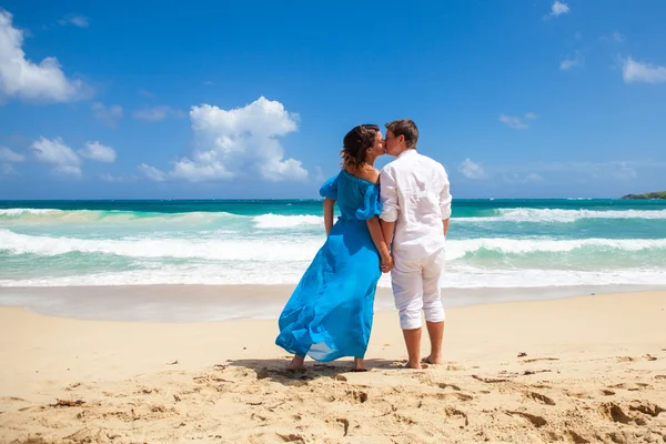 Praia casal andando em viagens românticas . — Fotografia de Stock