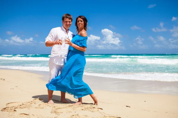 Praia casal andando em viagens românticas . — Fotografia de Stock