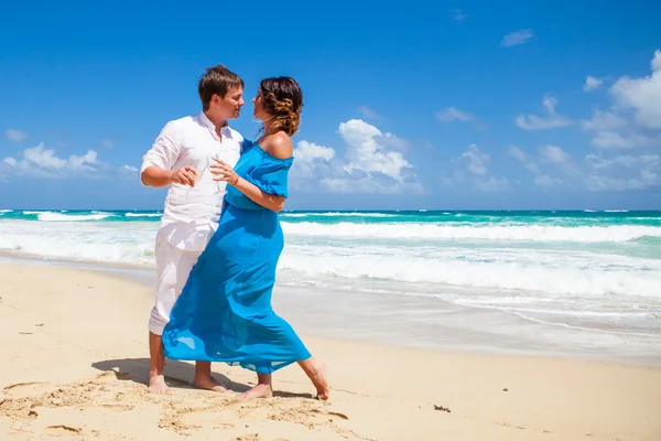 Spiaggia coppia a piedi sul viaggio romantico . — Foto Stock