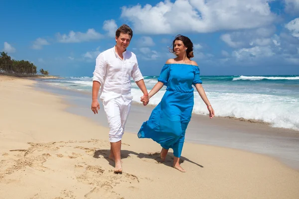 plaj çift romantik seyahat yürüyüş.