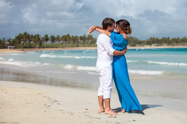 plaj çift romantik seyahat yürüyüş.