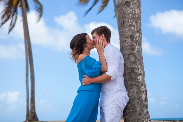 Couple de plage marchant sur un voyage romantique . — Photo