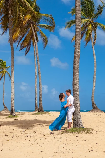 Couple de plage marchant sur un voyage romantique . — Photo