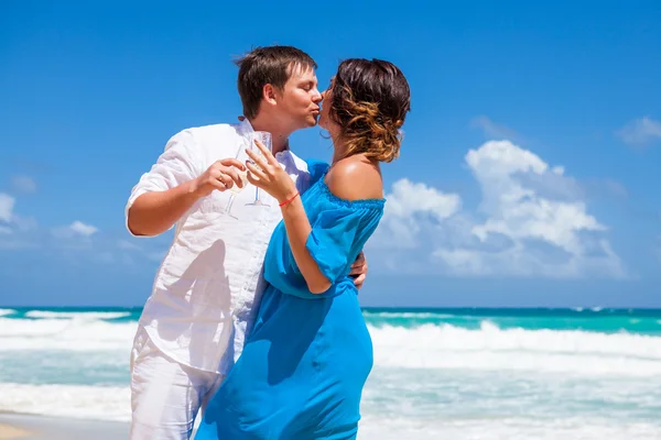 Spiaggia coppia a piedi sul viaggio romantico . — Foto Stock