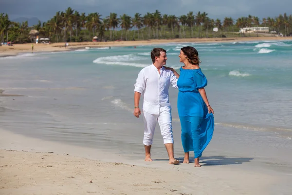 Playa pareja caminando en romántico viaje . —  Fotos de Stock