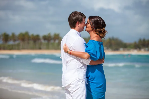 Spiaggia coppia a piedi sul viaggio romantico . — Foto Stock