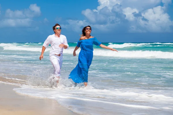 Praia casal andando em viagens românticas . — Fotografia de Stock