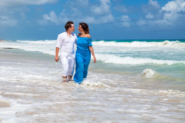 Παραλία ζεύγος που περπατά στο ρομαντικό ταξίδι. — Φωτογραφία Αρχείου