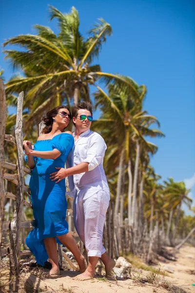 plaj çift romantik seyahat yürüyüş.