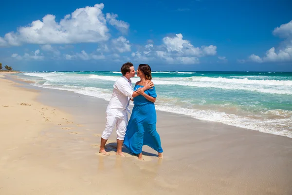 Praia casal andando em viagens românticas . — Fotografia de Stock