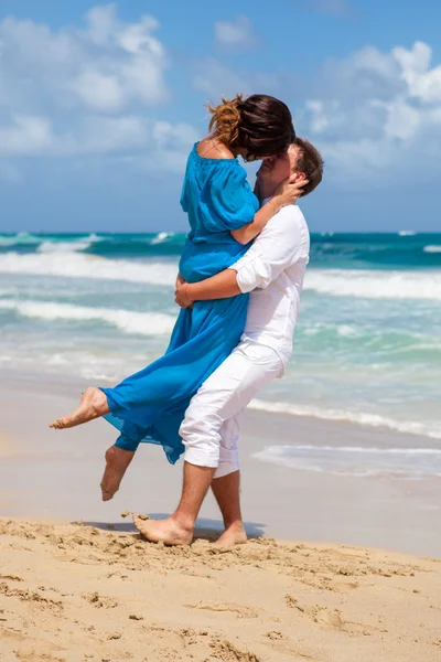 plaj çift romantik seyahat yürüyüş.