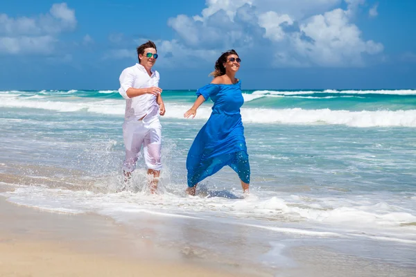 plaj çift romantik seyahat yürüyüş.