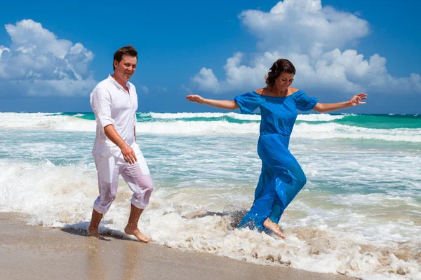 Praia casal andando em viagens românticas . — Fotografia de Stock