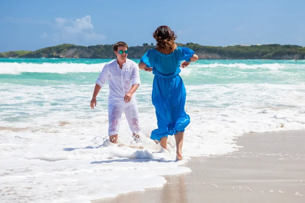 plaj çift romantik seyahat yürüyüş.