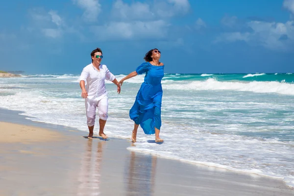 ロマンチックな旅行の上を歩いてビーチ カップル. — ストック写真