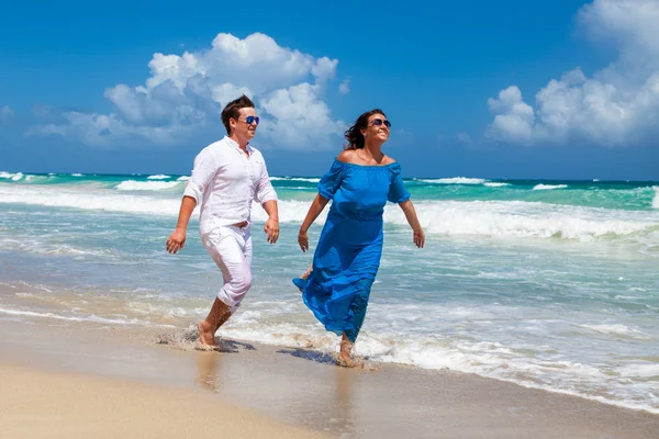 plaj çift romantik seyahat yürüyüş.