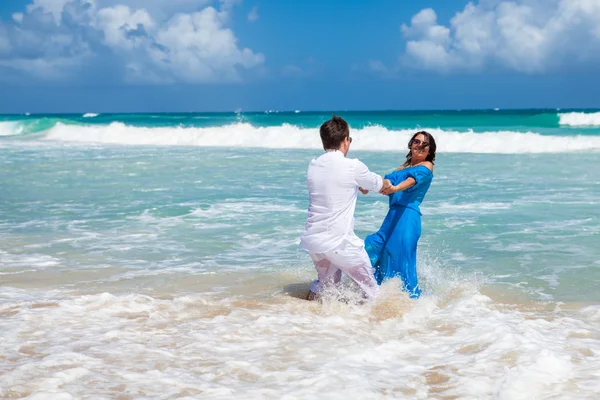 Playa pareja caminando en romántico viaje . — Foto de Stock