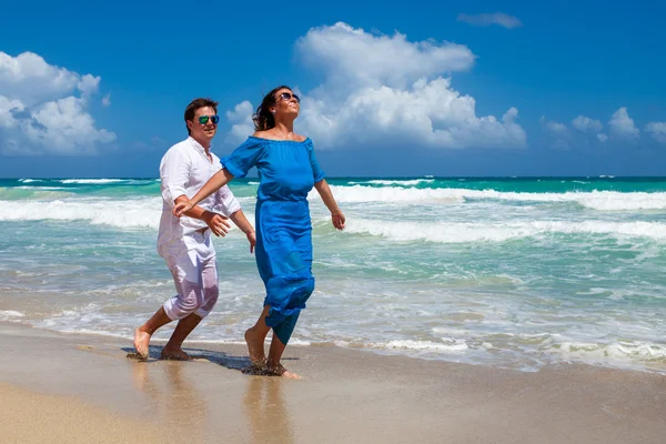 ロマンチックな旅行の上を歩いてビーチ カップル. — ストック写真