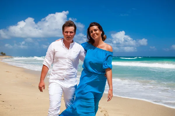 plaj çift romantik seyahat yürüyüş.