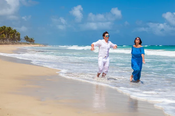 Spiaggia coppia a piedi sul viaggio romantico . — Foto Stock