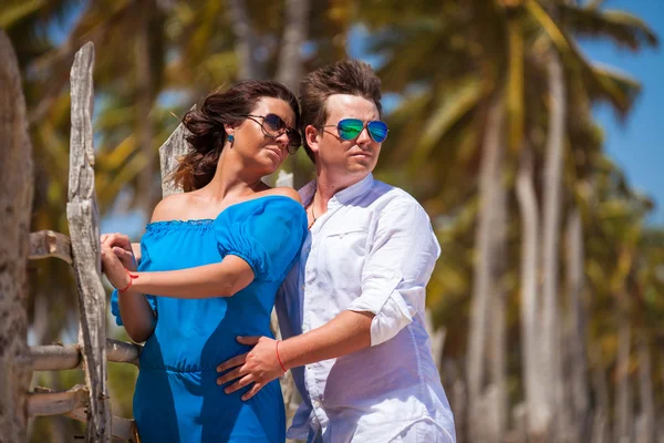 Beach couple walking on romantic travel. — Stock Photo, Image