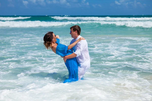 plaj çift romantik seyahat yürüyüş.