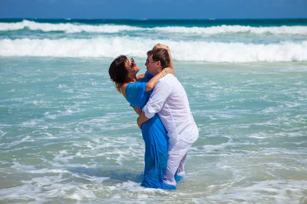 plaj çift romantik seyahat yürüyüş.