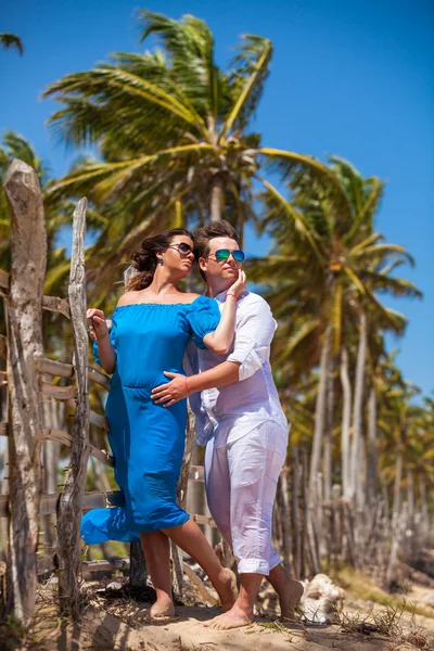 Beach couple walking on romantic travel. — Stock Photo, Image