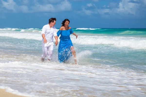 Praia casal andando em viagens românticas . — Fotografia de Stock