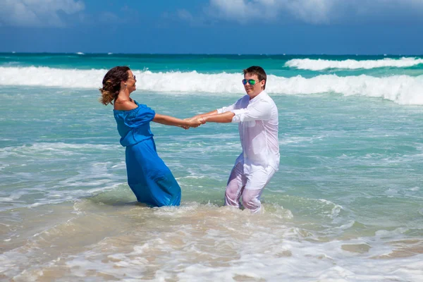 plaj çift romantik seyahat yürüyüş.