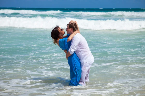 Beach couple walking on romantic travel. — Stock Photo, Image