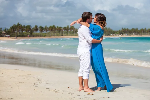 Praia casal andando em viagens românticas . — Fotografia de Stock