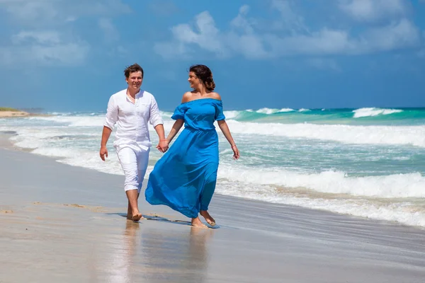 Praia casal andando em viagens românticas . — Fotografia de Stock