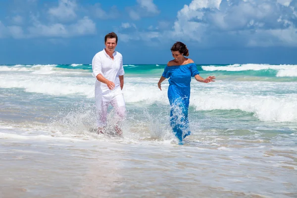 plaj çift romantik seyahat yürüyüş.