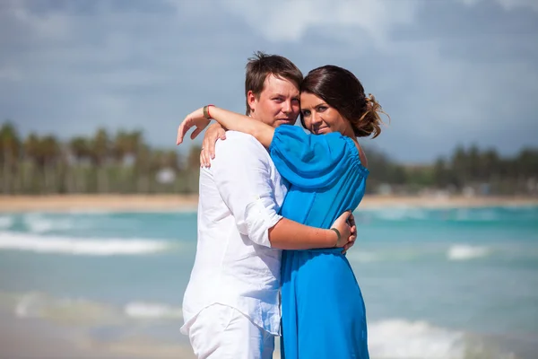 Strand paar lopen op romantische reizen. — Stockfoto