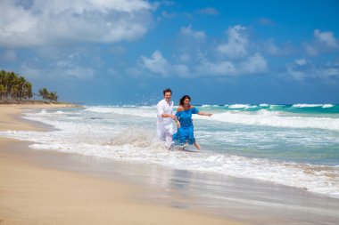 plaj çift romantik seyahat yürüyüş.