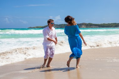 plaj çift romantik seyahat yürüyüş.