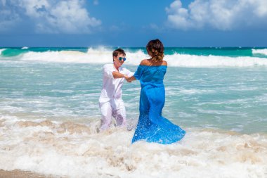 plaj çift romantik seyahat yürüyüş.