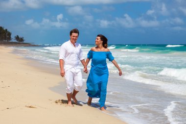 plaj çift romantik seyahat yürüyüş.
