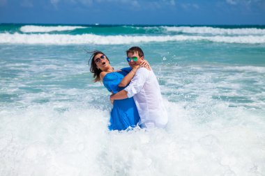 plaj çift romantik seyahat yürüyüş.