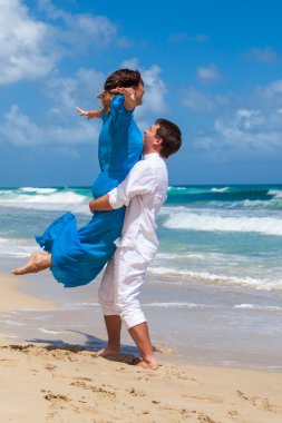 plaj çift romantik seyahat yürüyüş.