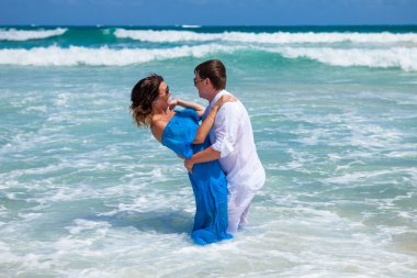 plaj çift romantik seyahat yürüyüş.