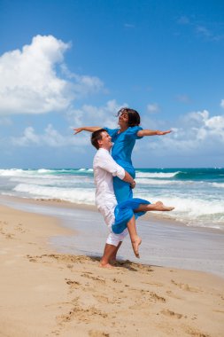 plaj çift romantik seyahat yürüyüş.